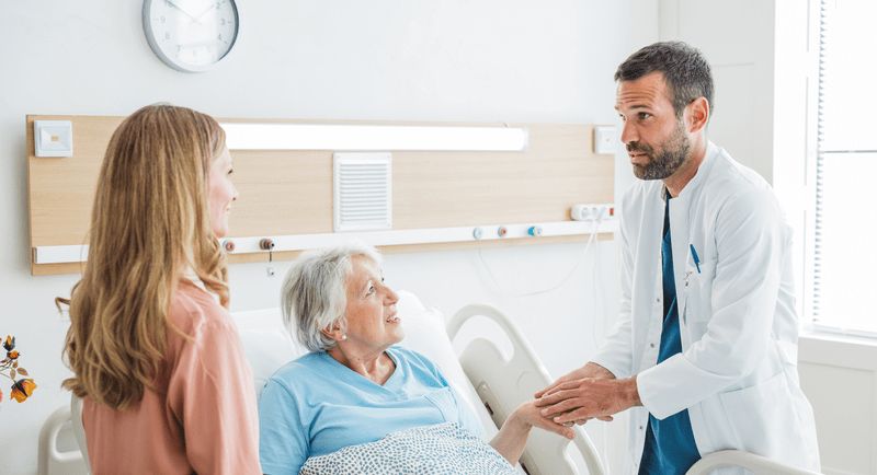 Intérprete acompañando a una paciente en el hospital